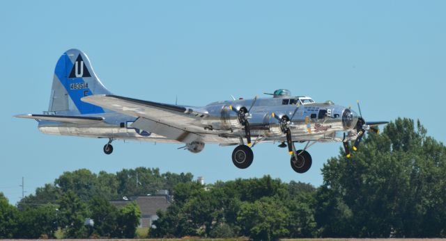 Boeing B-17 Flying Fortress (N9323Z) - Boeing B-17G "Sentimental Jouornay" landing in Sioux Falls SD following a Media flight prior to the Sioux Falls Airshow