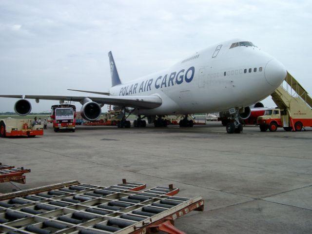 Boeing 747-200 (N922FT) - Waiting to get loaded at Chennai in 2002