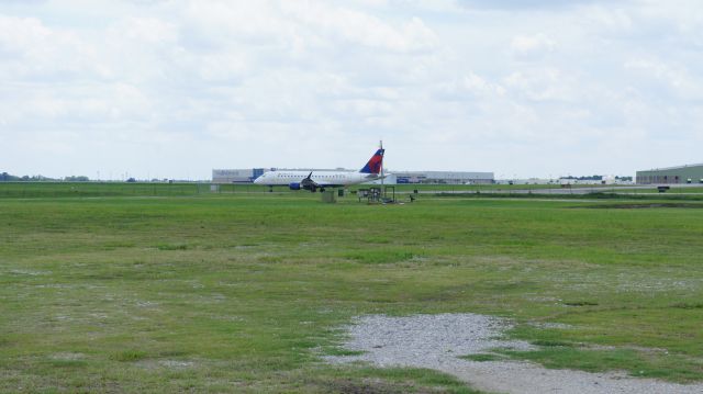 Embraer 170/175 (N201JQ) - E170 Delta taxing infront of Gulfstream to the terminal from KLGA