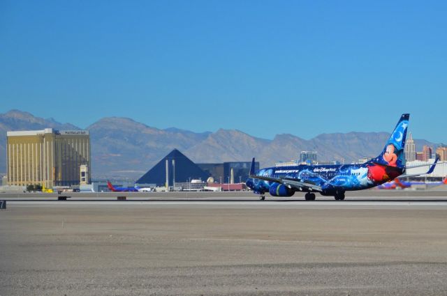 Boeing 737-800 (C-GWSZ)