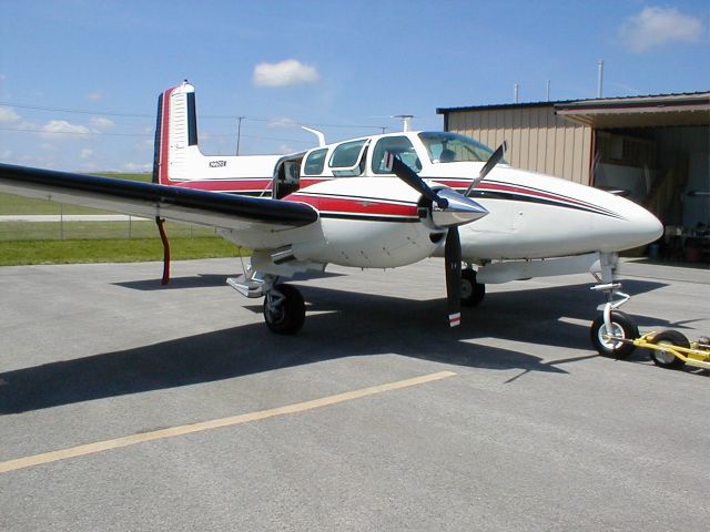 Beechcraft Twin Bonanza (N225BW)