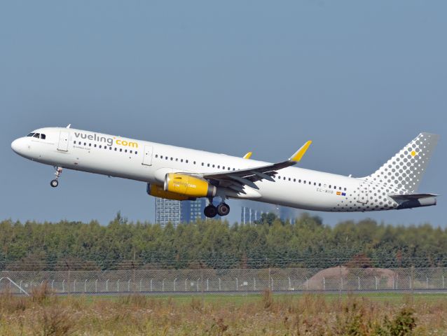 Airbus A321 (EC-MHB) - St. Magleby RWY22R