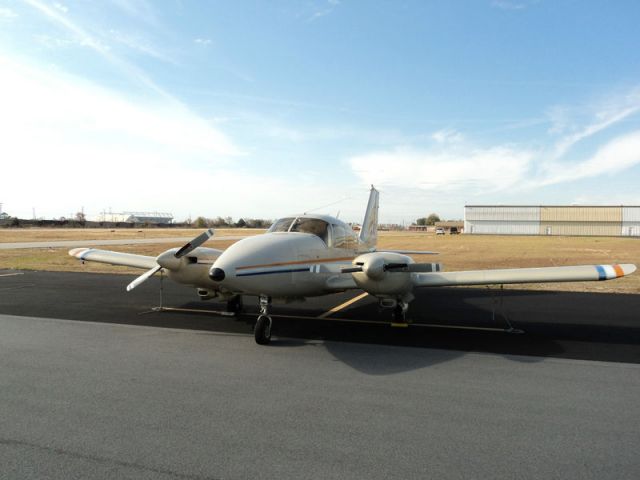 Piper Apache (N6836Y)