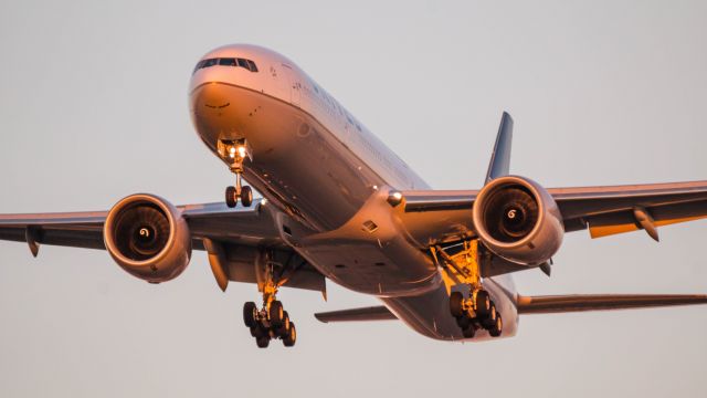 BOEING 777-300ER (N2140U)