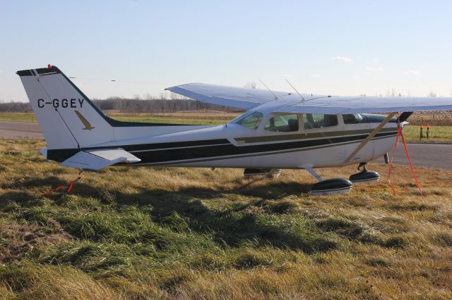 Cessna Skyhawk (C-GGEY) - Cessna 172 Skyhawk C-GGEY Aéroport de Joliette QC. CSG3 13-11-2016.