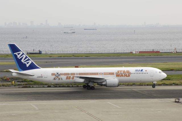 BOEING 767-300 (JA604A) - Taxing at Tokyo-Haneda Intl Airport on 2016/10/14 " Star Wars BB-8 c/s "