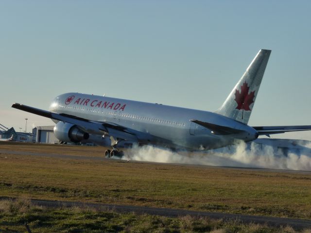 BOEING 767-300 (C-FCAB) - 889 LANDING RUNWAY #25