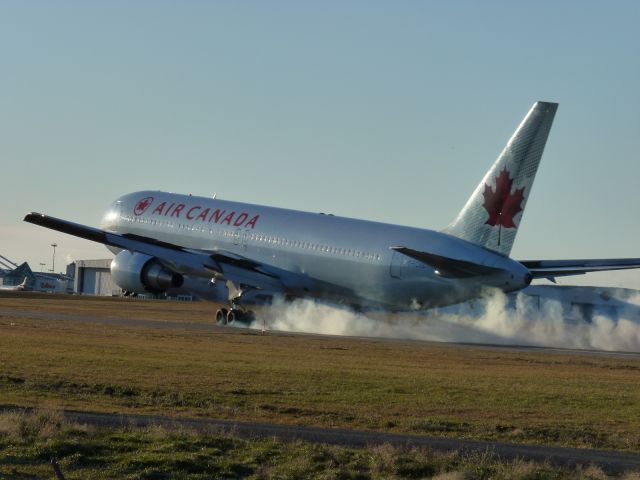 BOEING 767-300 (C-FCAB) - 889 LANDING RUNWAY #25