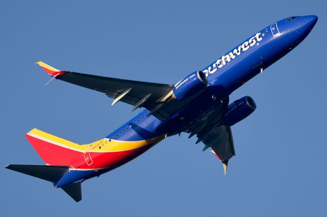 Boeing 737-800 (N8653A) - Scrambling from 1R very early in the morning. 
