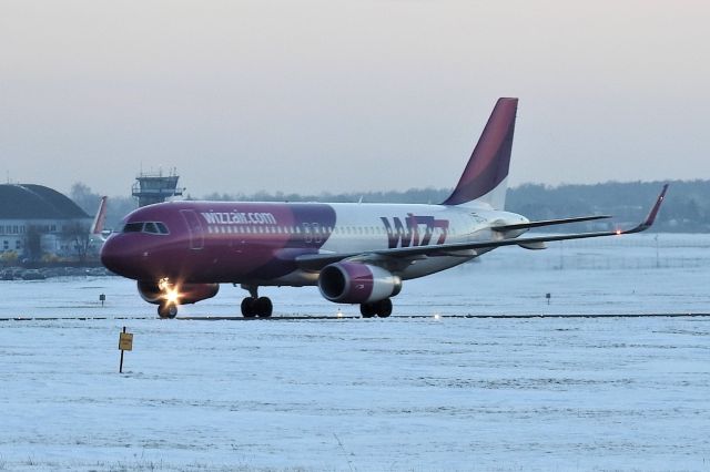 Airbus A320 (HA-LWZ) - EPLB