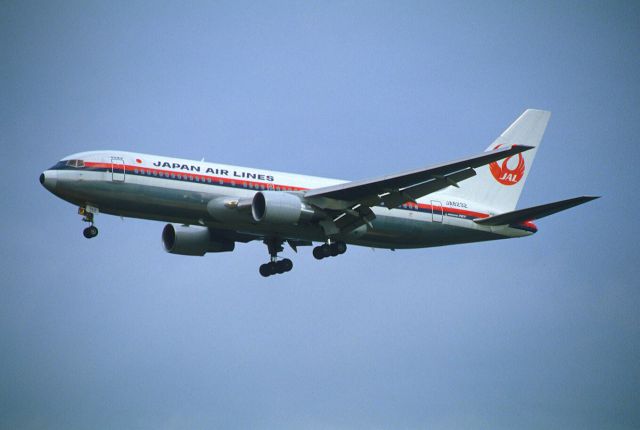 BOEING 767-200 (JA8232) - Final Approach to Narita Intl Airport Rwy34 on 1986/09/28