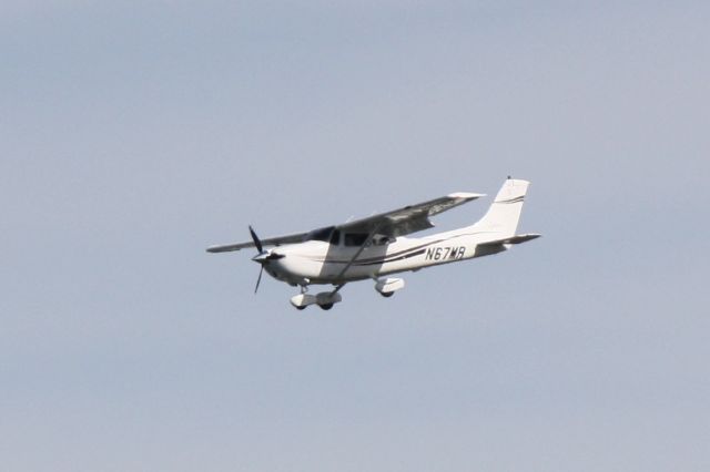 Cessna Skyhawk (N67MR) - Cessna Skylane (N67MR) on approach to Sarasota-Bradenton International Airport