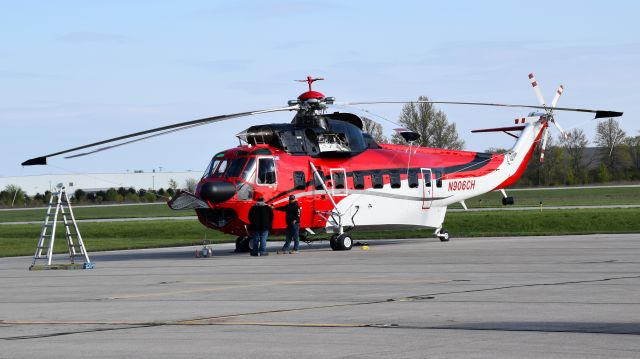 Sikorsky Sea King (N906CH) - In town for some work at a substation