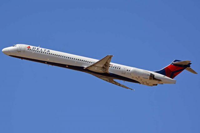 McDonnell Douglas MD-90 (N951DN) - Delta McDonnell-Douglas MD-90-30 N951DN at Phoenix Sky Harbor on July 1, 2018. 