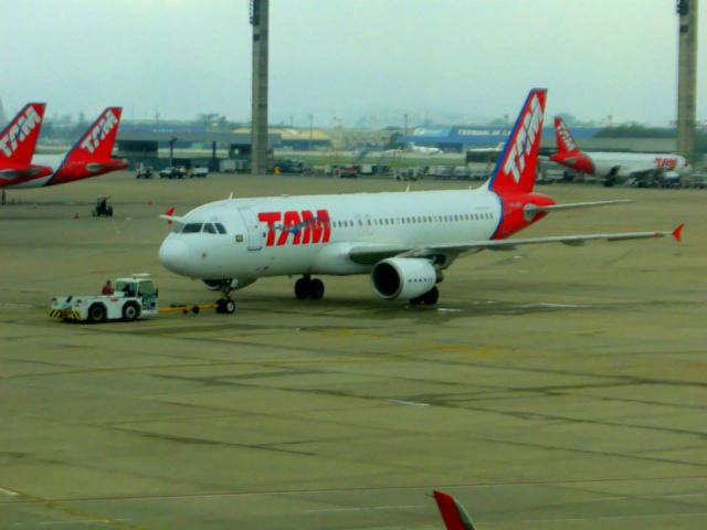Airbus A320 (PT-MHX)