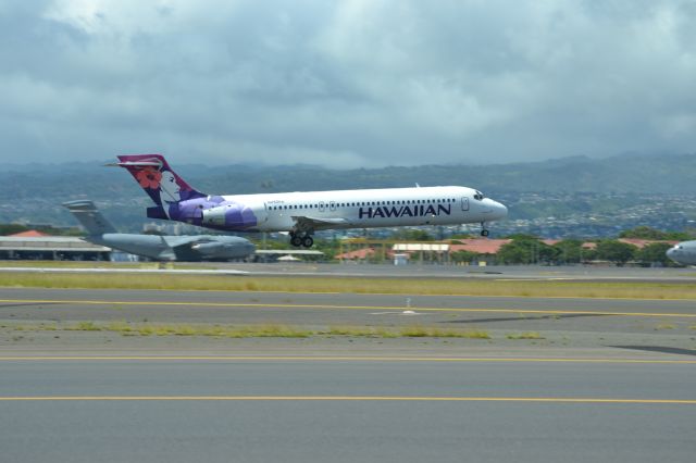 Boeing 717-200 (N490HA) - A Hawaiian Airlines 717-200 about to touchdown in Honolulu, Hawaii.