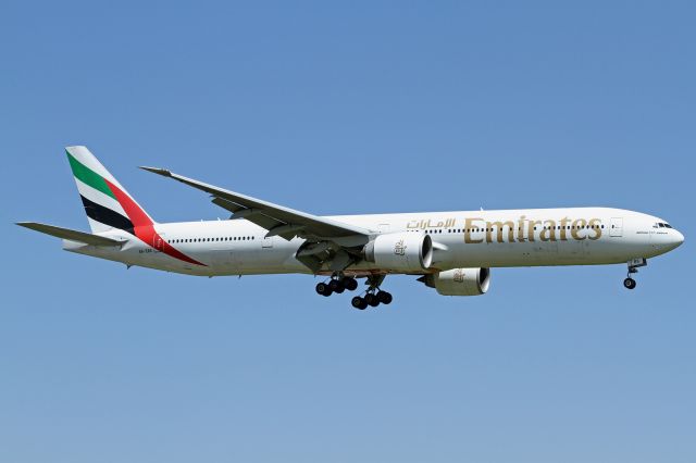 BOEING 777-300 (A6-EBS)