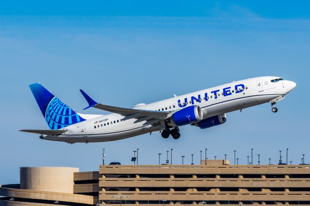 Boeing 737 MAX 8 (N47281) - A United Airlines 737 MAX 8 taking off from PHX on 3/4/23. Taken with a Canon R7 and Canon EF 100-400 L II lens.