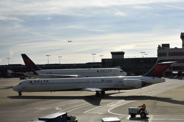 McDonnell Douglas MD-90 (N960DN) - Shot from Concourse B Food court