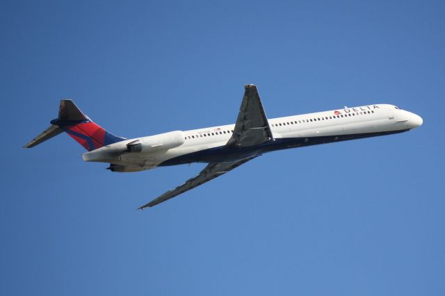 McDonnell Douglas MD-88 (N919DE) - Delta Flight 2298 (N919DE) departs Sarasota-Bradenton International Airport enroute to Hartsfield-Jackson Atlanta International Airport