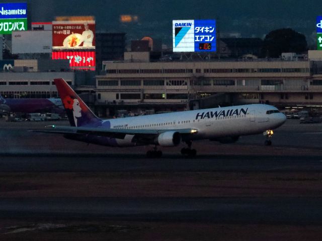 BOEING 767-300 (N585HA)