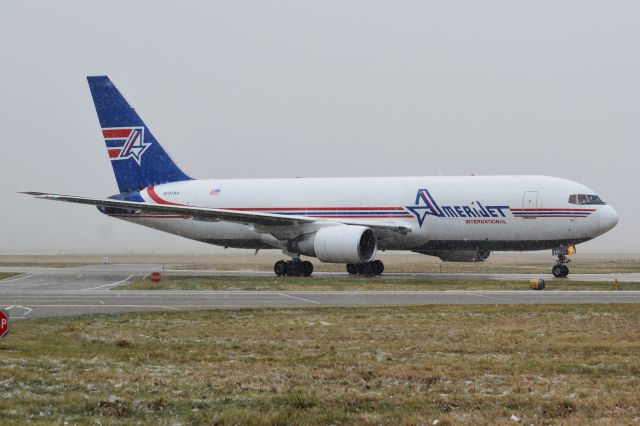 BOEING 767-200 (N741AX)