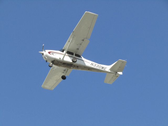 Cessna Skyhawk (N330ME) - Landing RWY 24