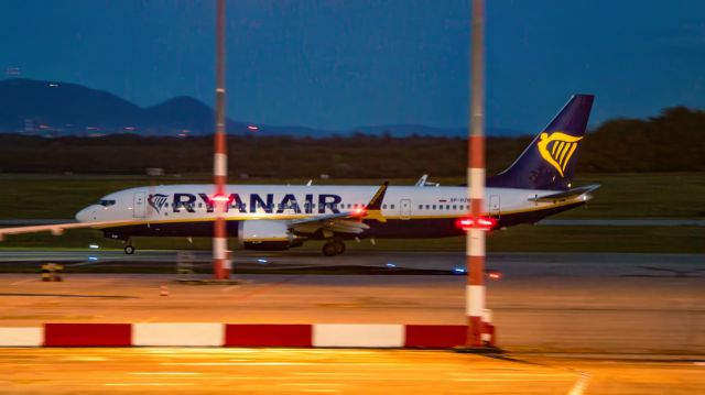 Boeing 737 MAX 8 (SP-RZM)