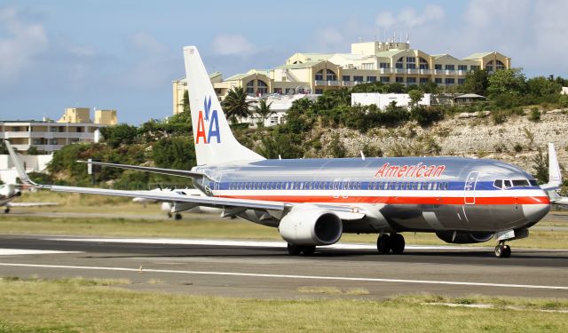 Boeing 737-800 (N868NN)