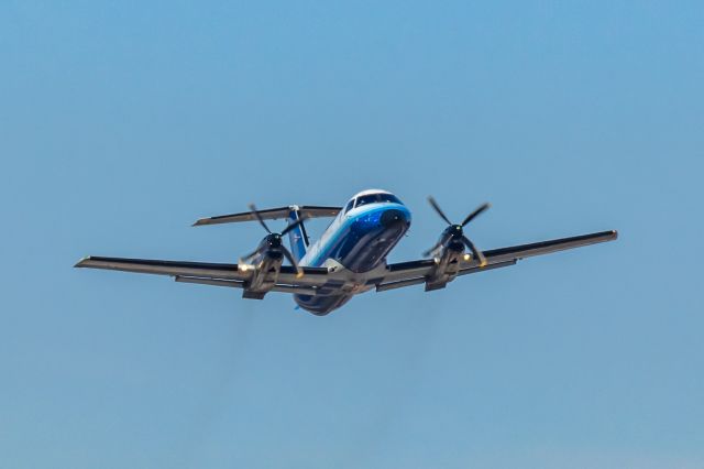 Embraer EMB-120 Brasilia (N567SW) - An Ameriflight EMB-120 Brasilia taking off from PHX on 3/4/23. Taken with a Canon R7 and Canon EF 100-400 L II lens.