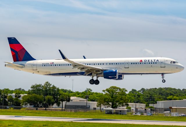 Airbus A321 (N342DN)