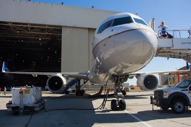 Boeing 757-200 (N597UA)