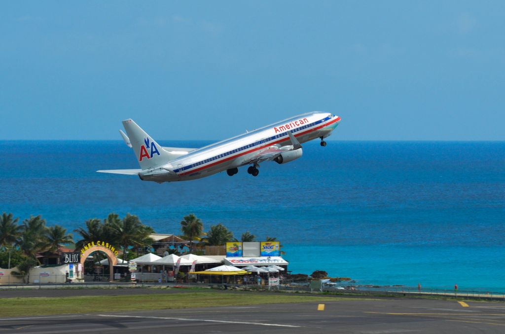 Boeing 737-800 (N884NN)