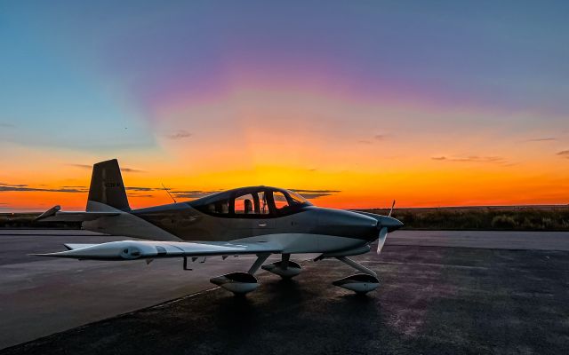 Vans RV-10 (N33KW)