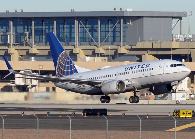 Boeing 737-700 (N27733)