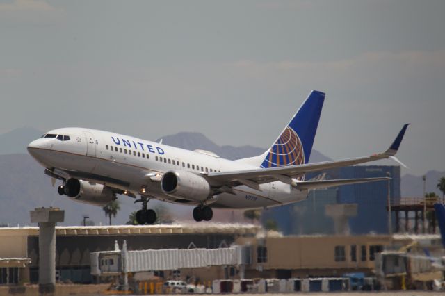 Boeing 737-700 (N17719)