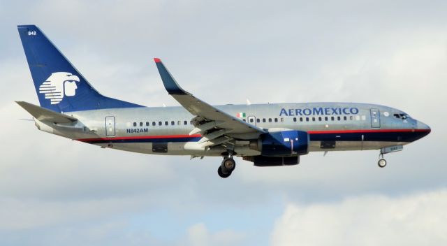 Boeing 737-700 (N842AM)
