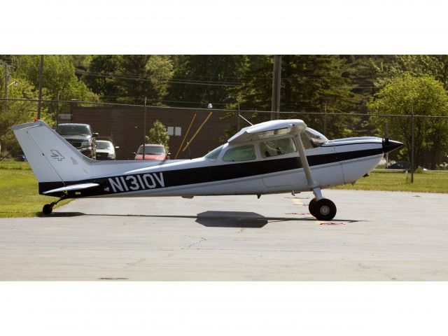 Cessna Skyhawk (N1310V)