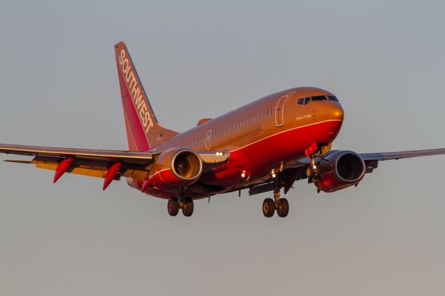 Boeing 737-700 (N711HK)