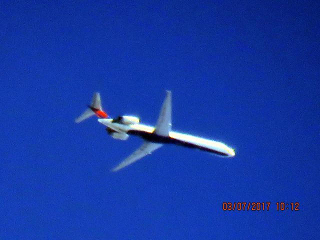 McDonnell Douglas MD-90 (N904DA)