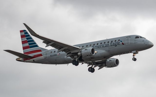 EMBRAER 175 (long wing) (N229NN)