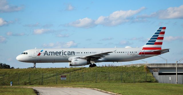 Airbus A321 (N979UY) - 10/08/22 taxiing in on Juliet