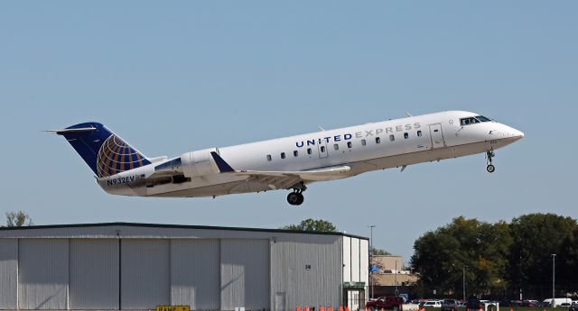 Canadair Regional Jet CRJ-200 (N932EV) - Taking off runway 14