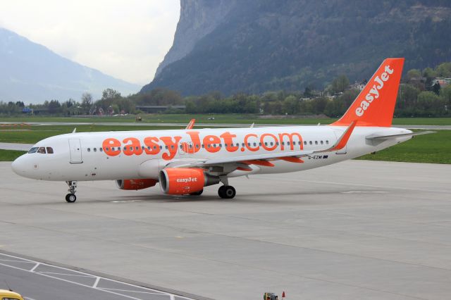 Airbus A320 (G-EZWI)