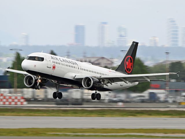 Airbus A320 (C-FCYX)