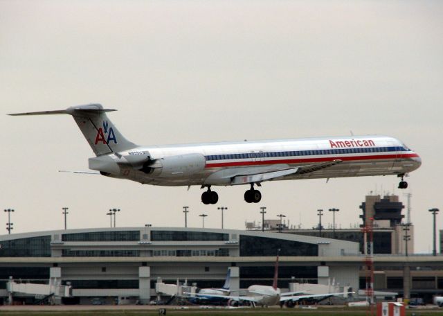 McDonnell Douglas MD-82 (N955U) - Landing on 18R on a overcast, rainy day in Dallas!
