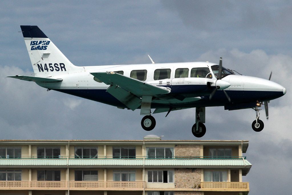 Piper Navajo (N45SR)