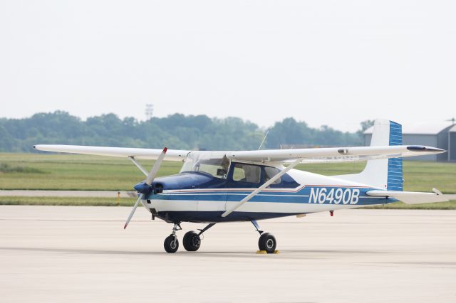Cessna Skyhawk (N6490B)