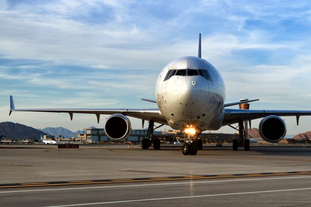 Boeing MD-11 (N610FE)