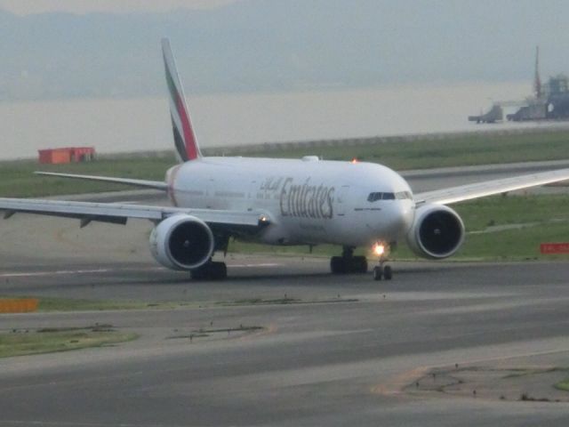Boeing 777-200 (A6-ECK)
